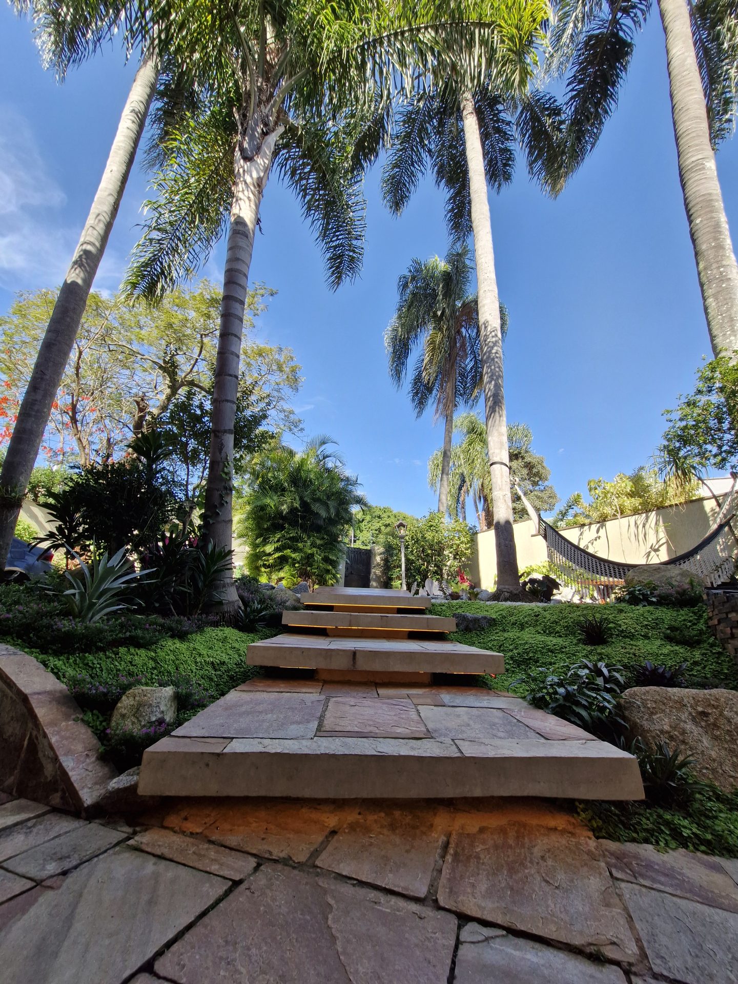 Entrada pelo jardim
