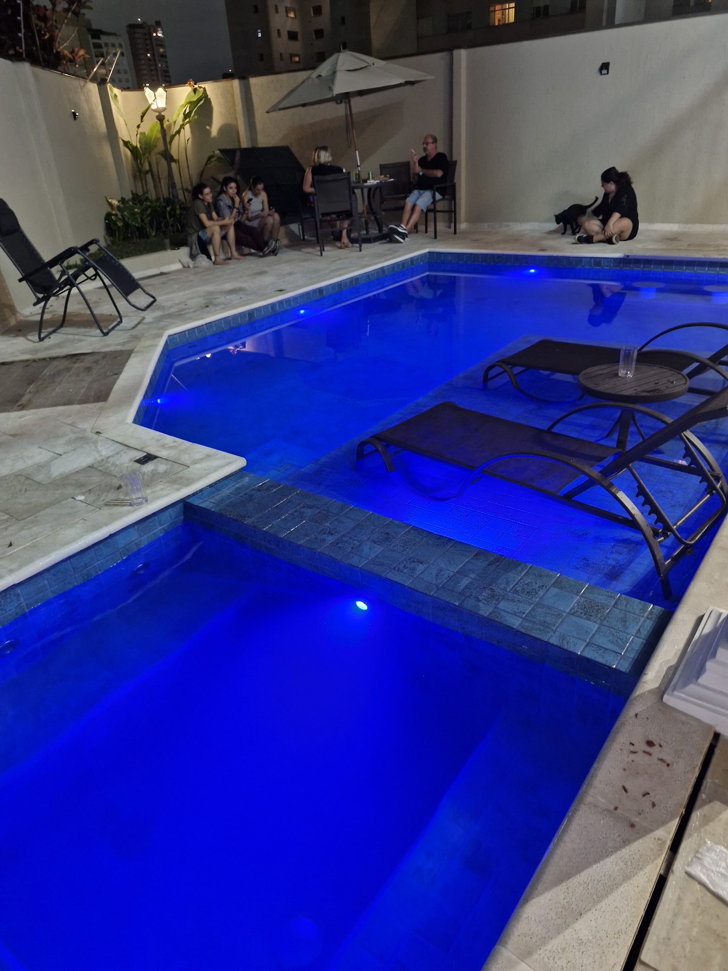 Festa na piscina iluminada