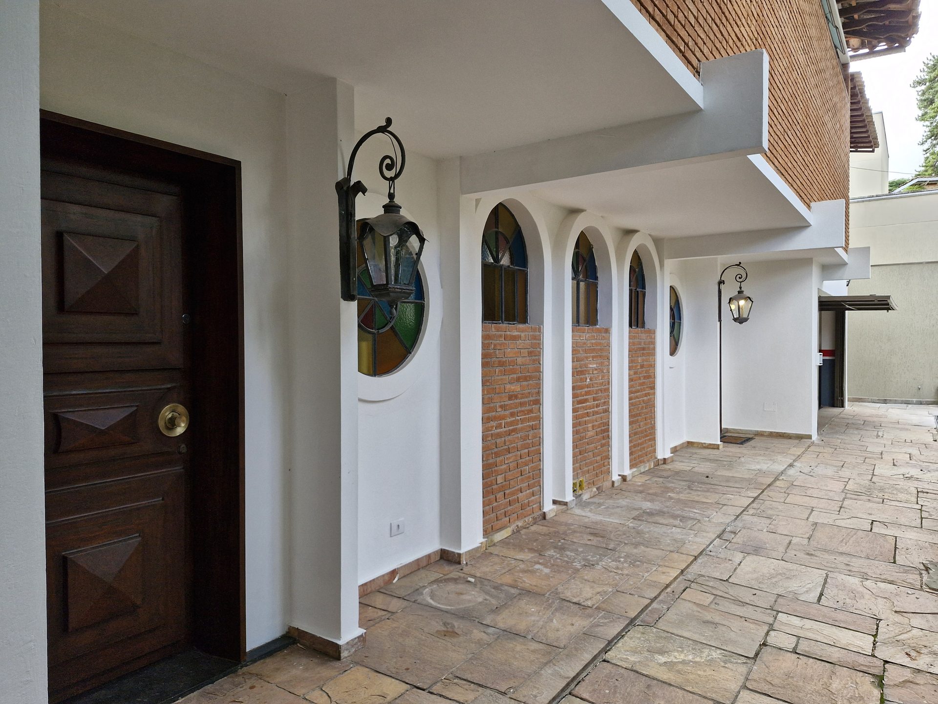 Entrada com arcos de tijolo