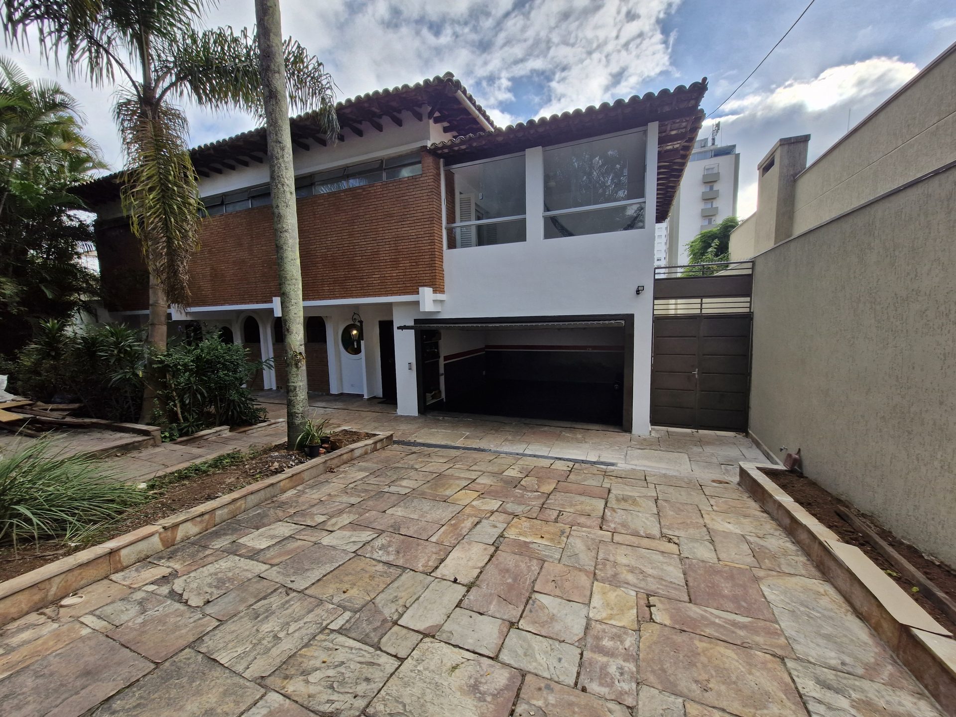 Fachada e palmeiras