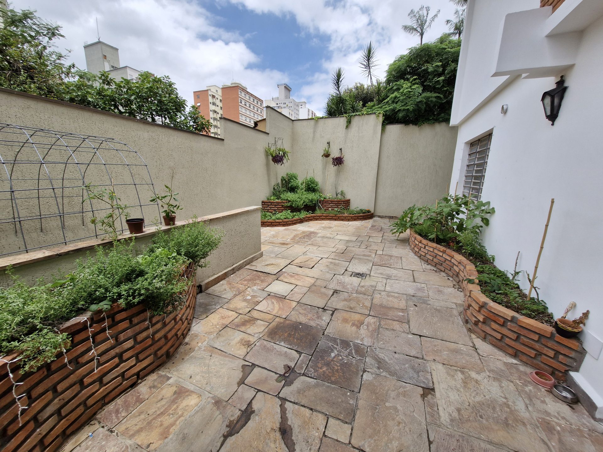 Jardim e fachada lateral