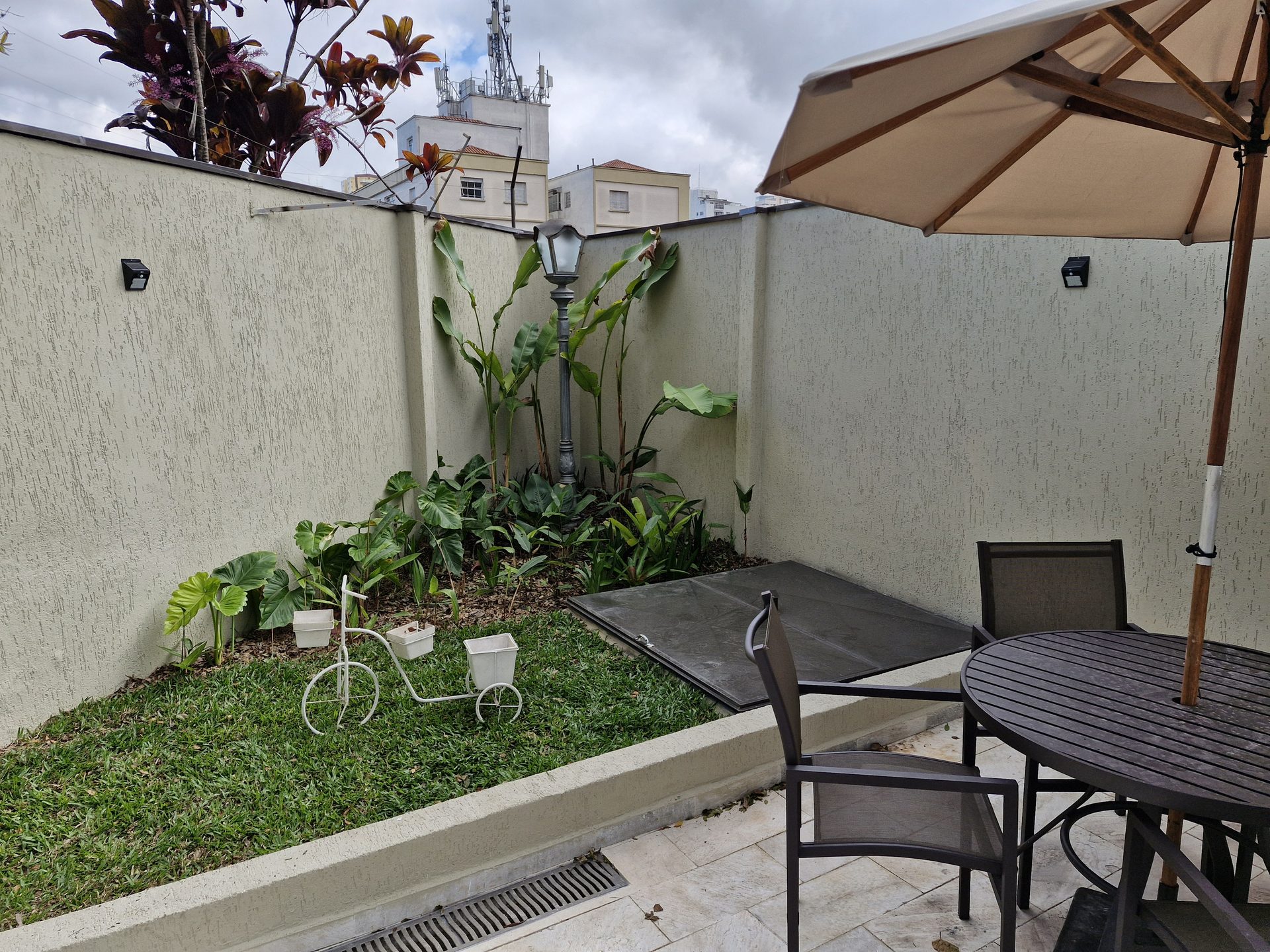 Pátio com mesa no jardim