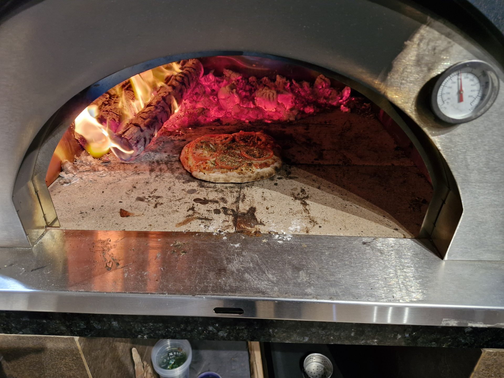 Forno de pizza aceso