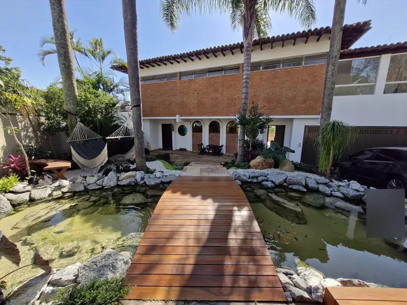 Wooden bridge over the lake in the gardens of a Perdizes residence, São Paulo
