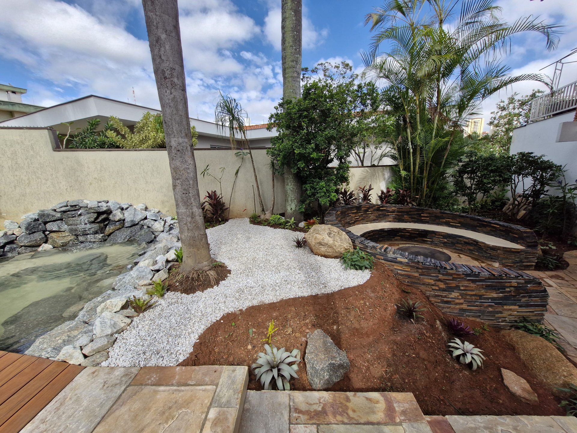 Lago ornamental com rochas