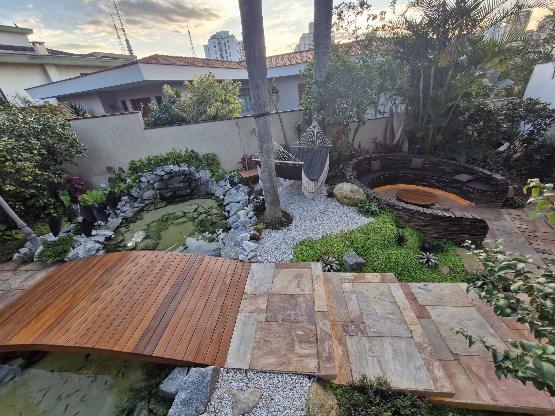 Jardim junto ao lago