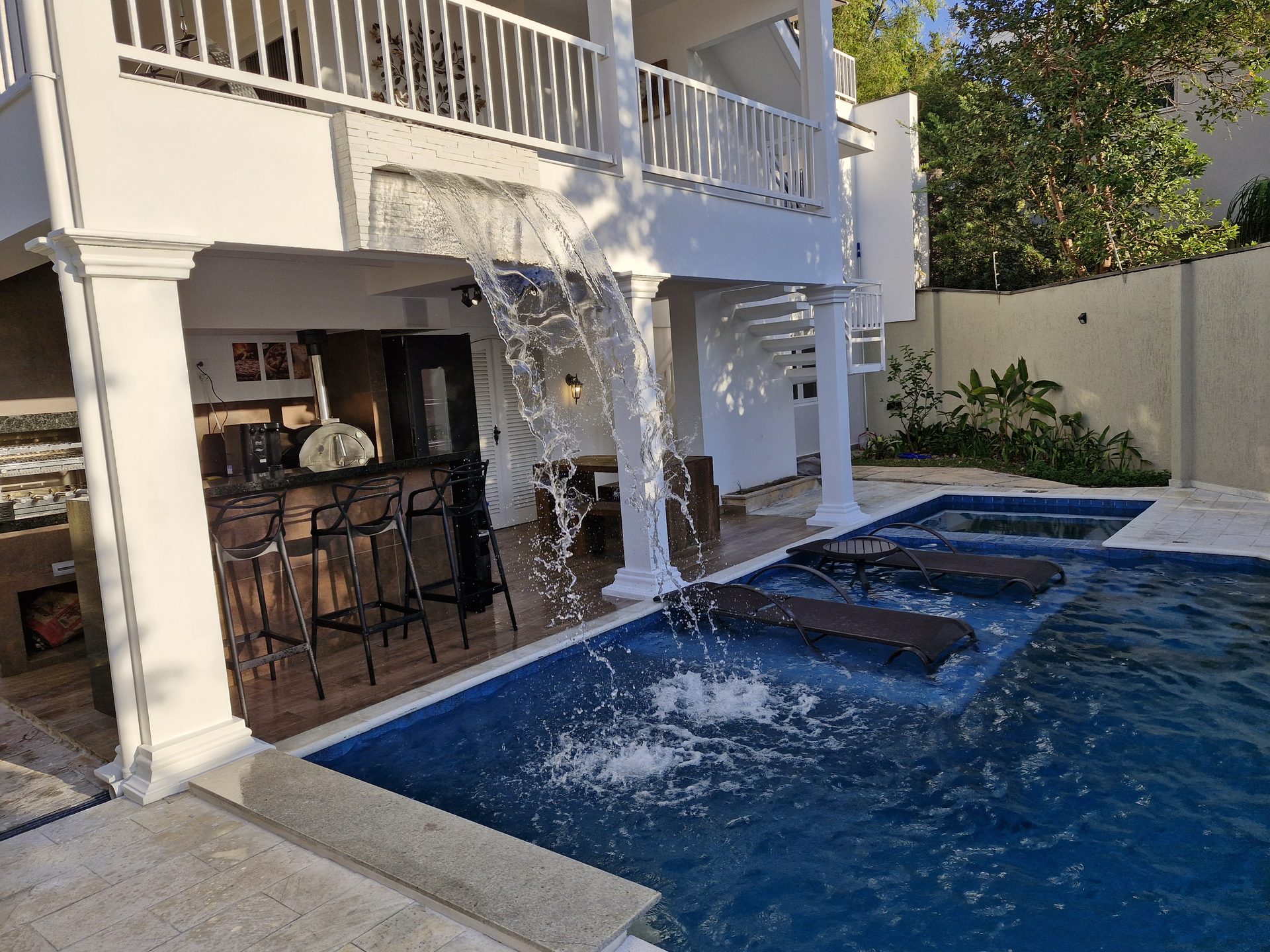 Piscina com cascata e gourmet