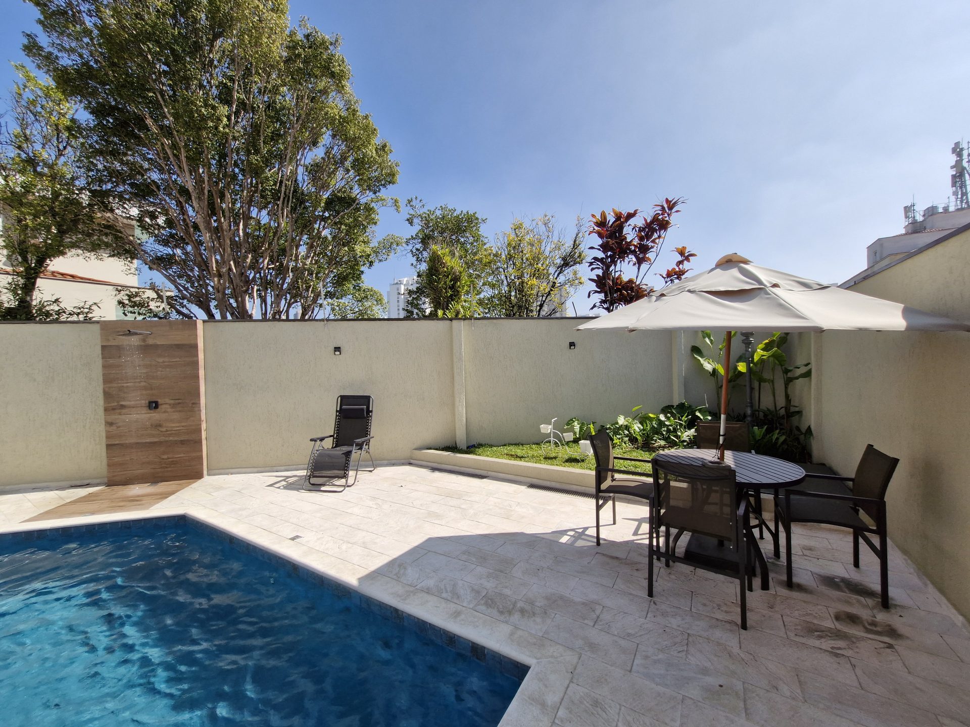 Piscina e jardim