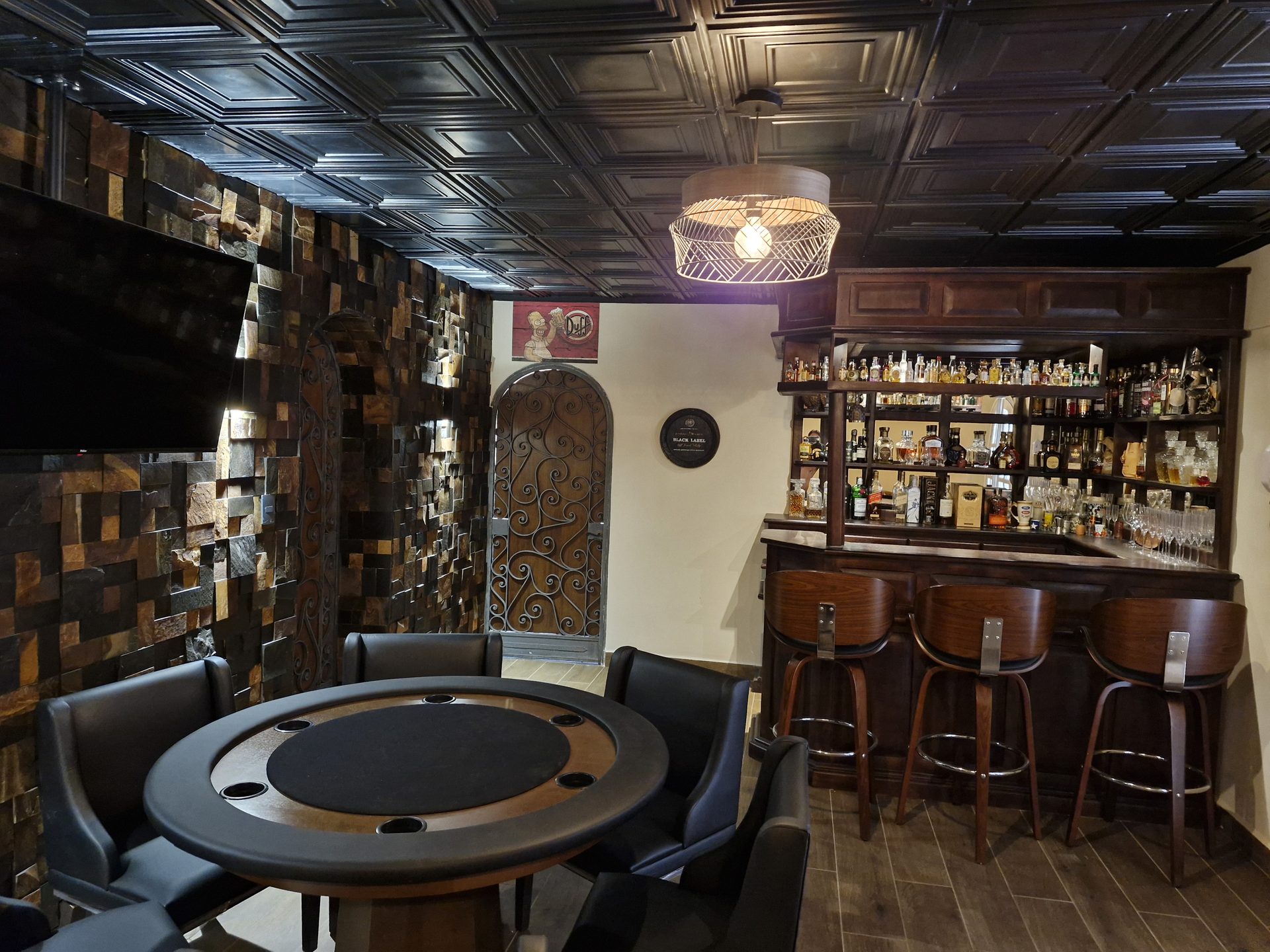Mesa de poker e bar
