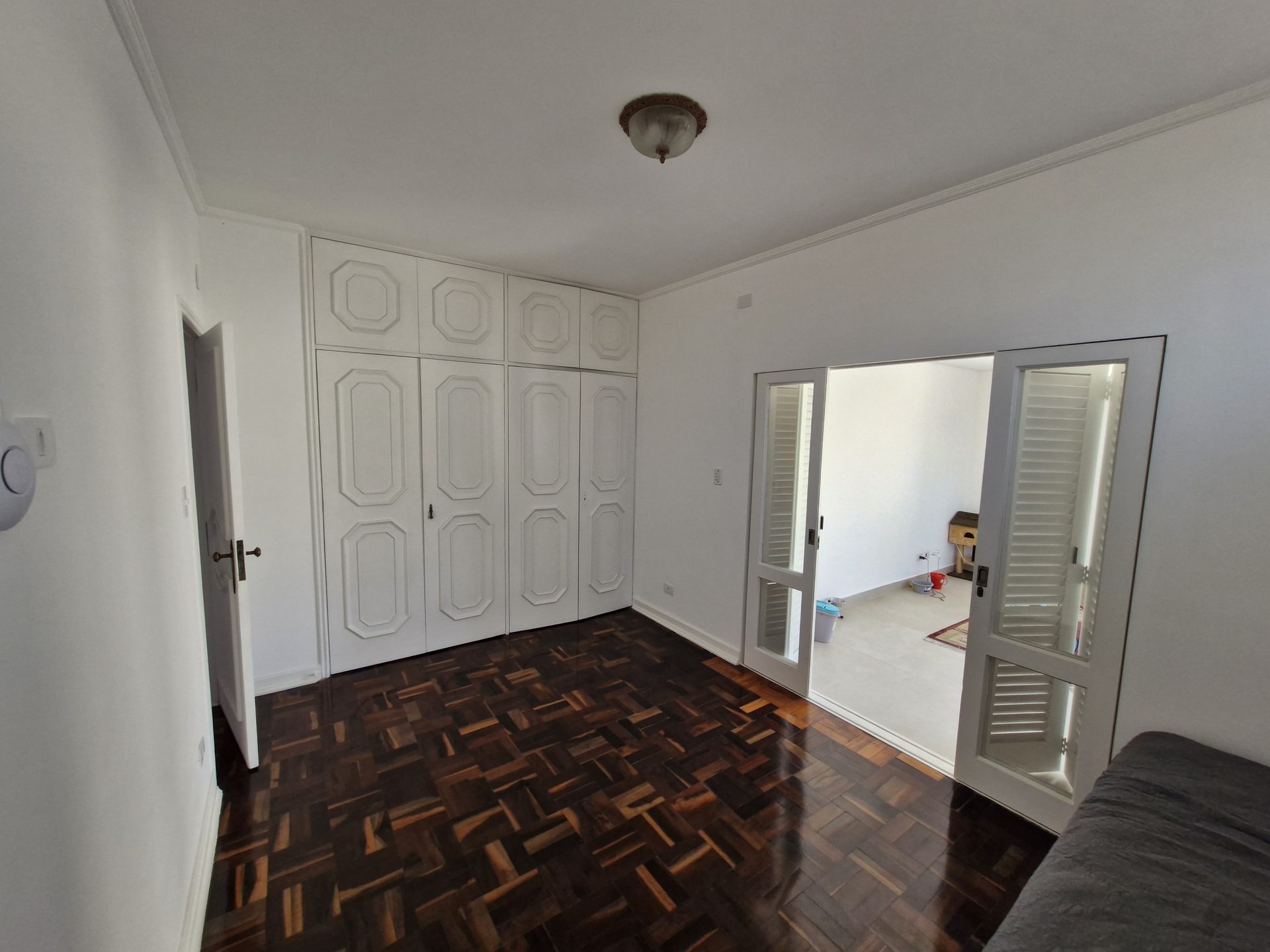 Quarto Armarios Brancos