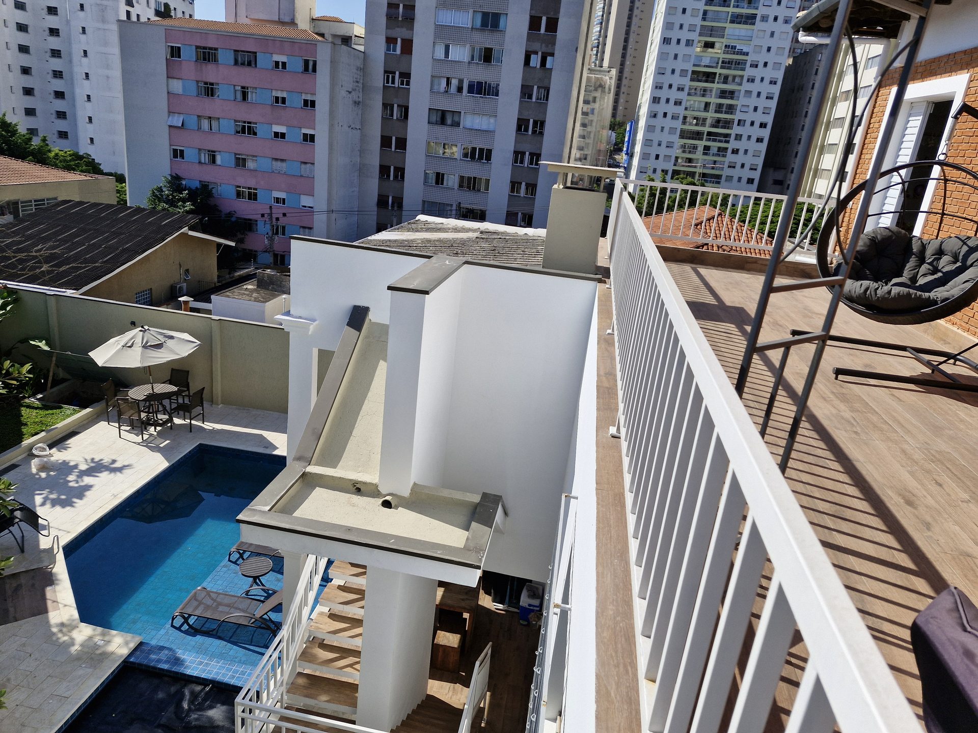Varanda com vista para a piscina